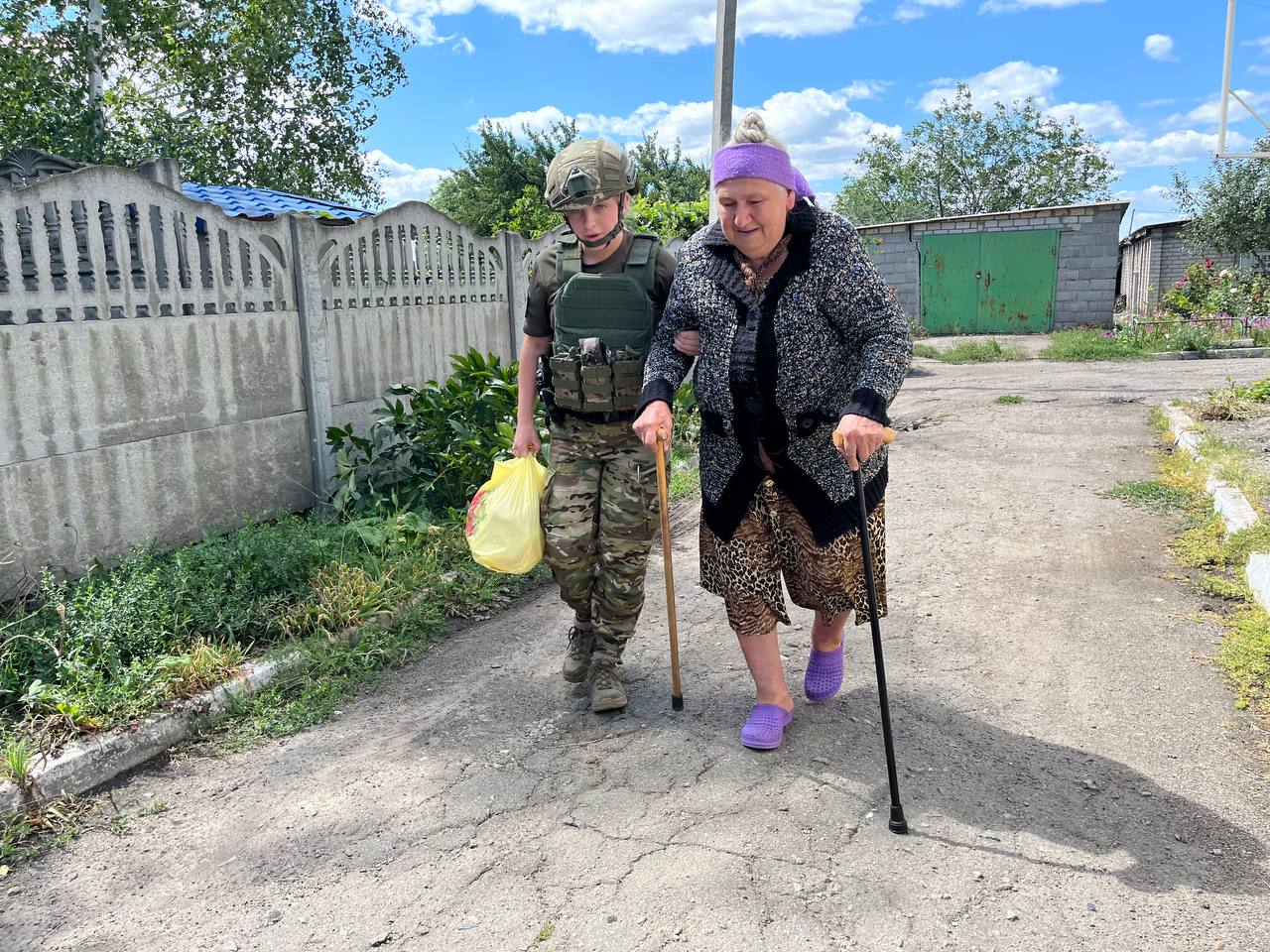 Фото до матеріалу: Евакуація на Синельниківщині: поліція вимушена вмовляти мешканців покинути домівки