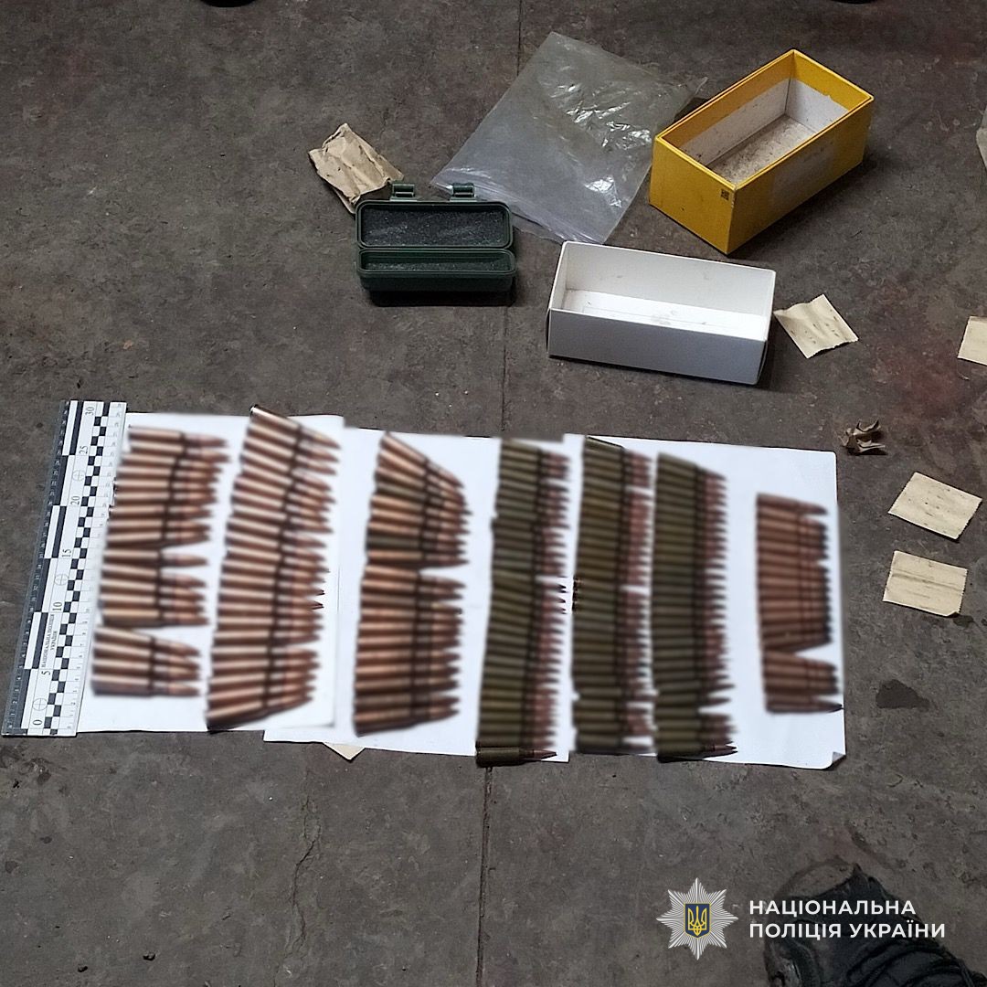 Фото до матеріалу: У Покрові поліція вилучила зброю та майже 900 патронів у 53-річного чоловіка