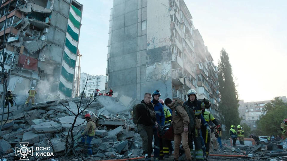 Фото до матеріалу: Росія вночі атакувала Київ: зруйнована багатоповерхівка, постраждалі та загиблий