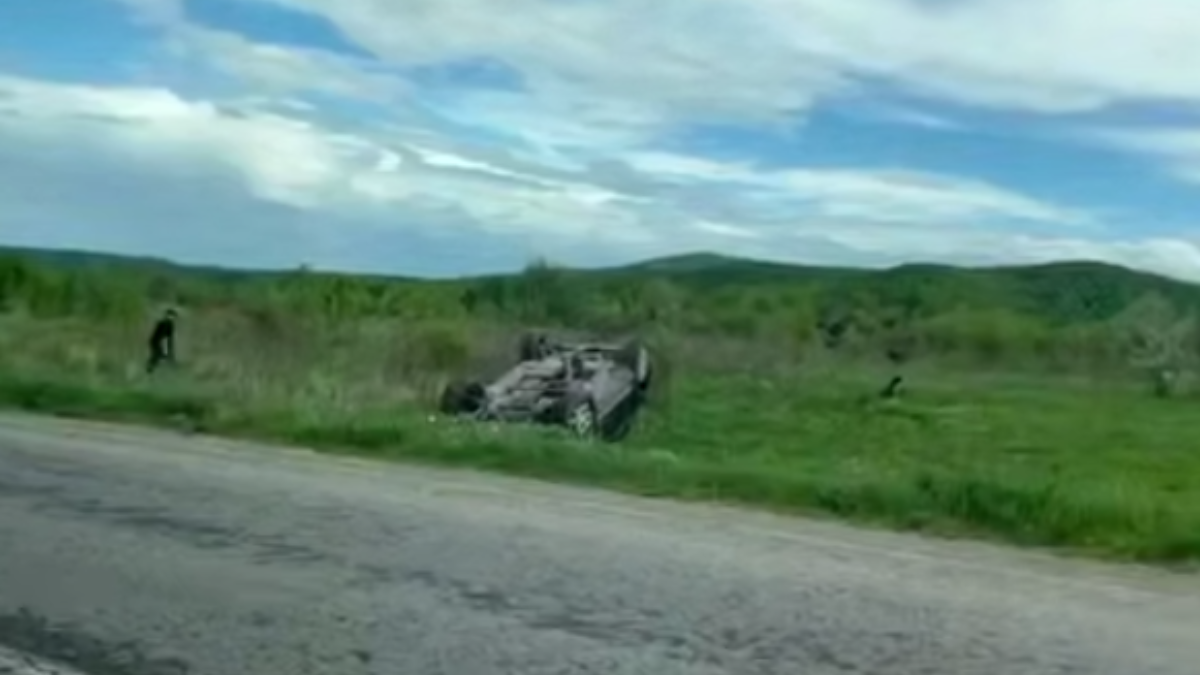 Фото до матеріалу: Аварія на Надвірнянщині: водій перекинув автомобіль на дах у селі Добротів