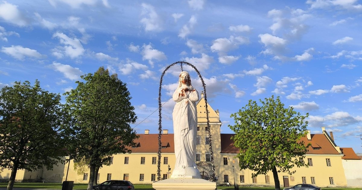 Фото до матеріалу: У Жовкві вандалізм: невідомі пошкодили фігуру Матері Божої на площі Вічевій