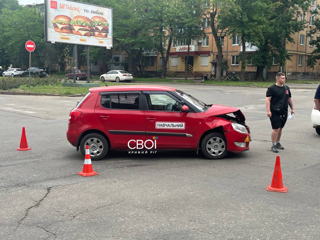 Фото до матеріалу: У Кривому Розі зіштовхнулися навчальний автомобіль та легковик: є постраждалі