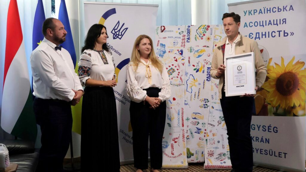 Фото до матеріалу: Українці в Угорщині створили рекордно довгий рушник у техніці вибійки