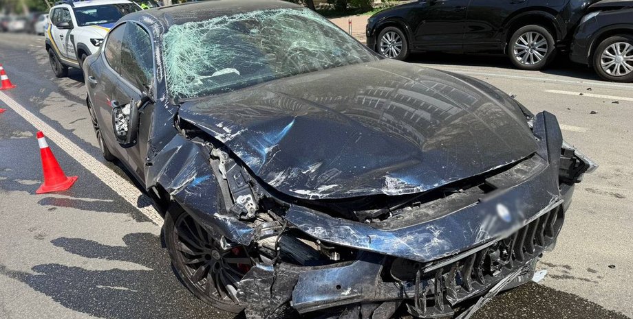 Фото до матеріалу: Погоня та масове ДТП у Києві: водій Maserati втік від поліції та збив три авто