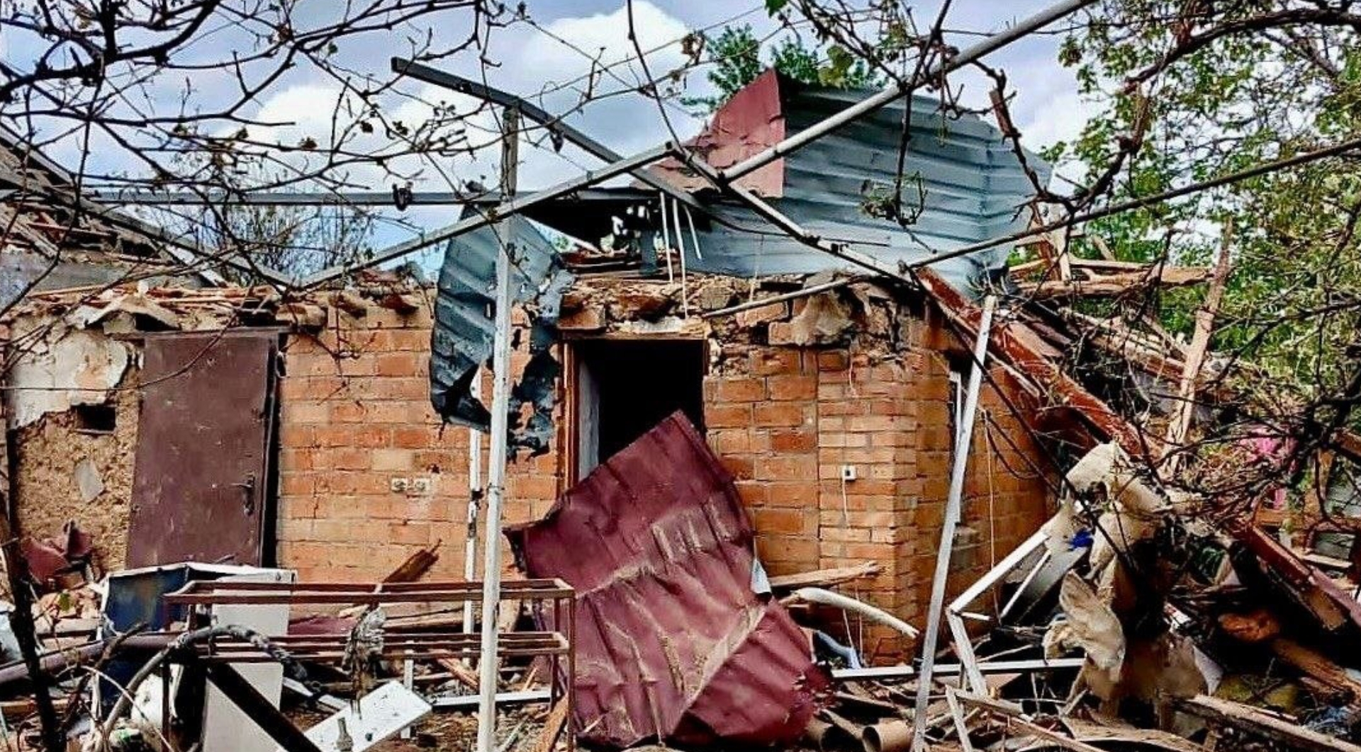 Фото до матеріалу: Росія обстріляла Дніпропетровщину: двоє поранених, пошкоджені будинки та АЗС