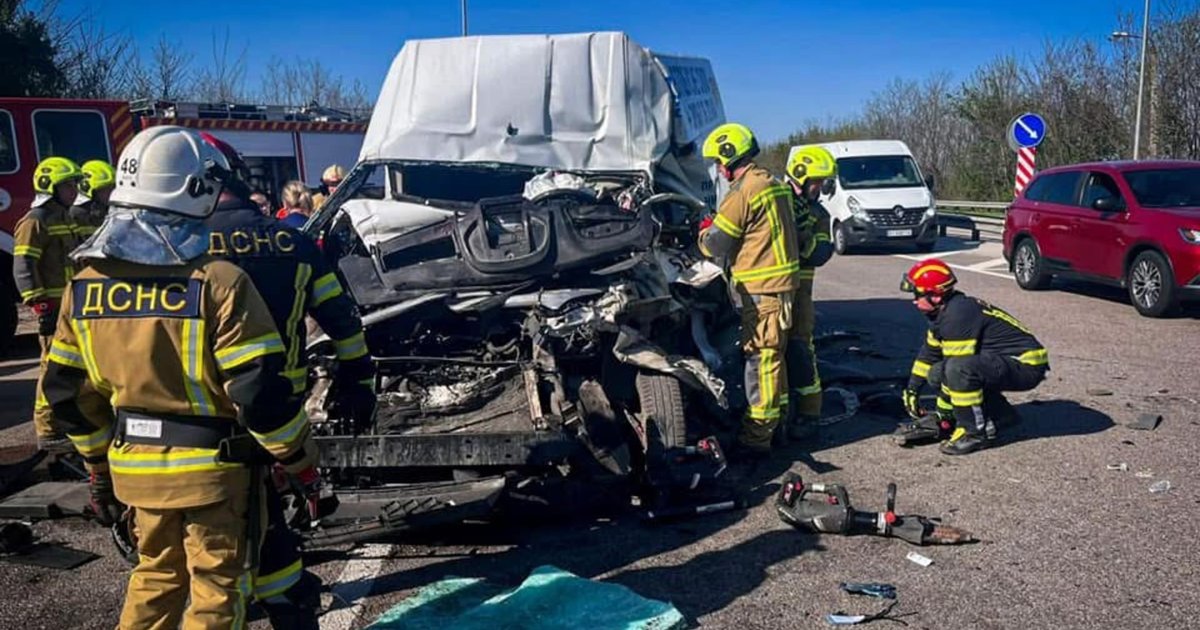 Фото до матеріалу: Рятувальники деблокували двох чоловіків з розтрощеного авто на трасі Київ-Одеса