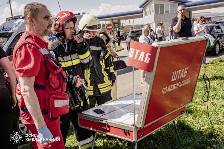 Фото до матеріалу: У Хмельницькому горів автосалон: пожежу гасили 10 одиниць техніки та 45 рятувальників