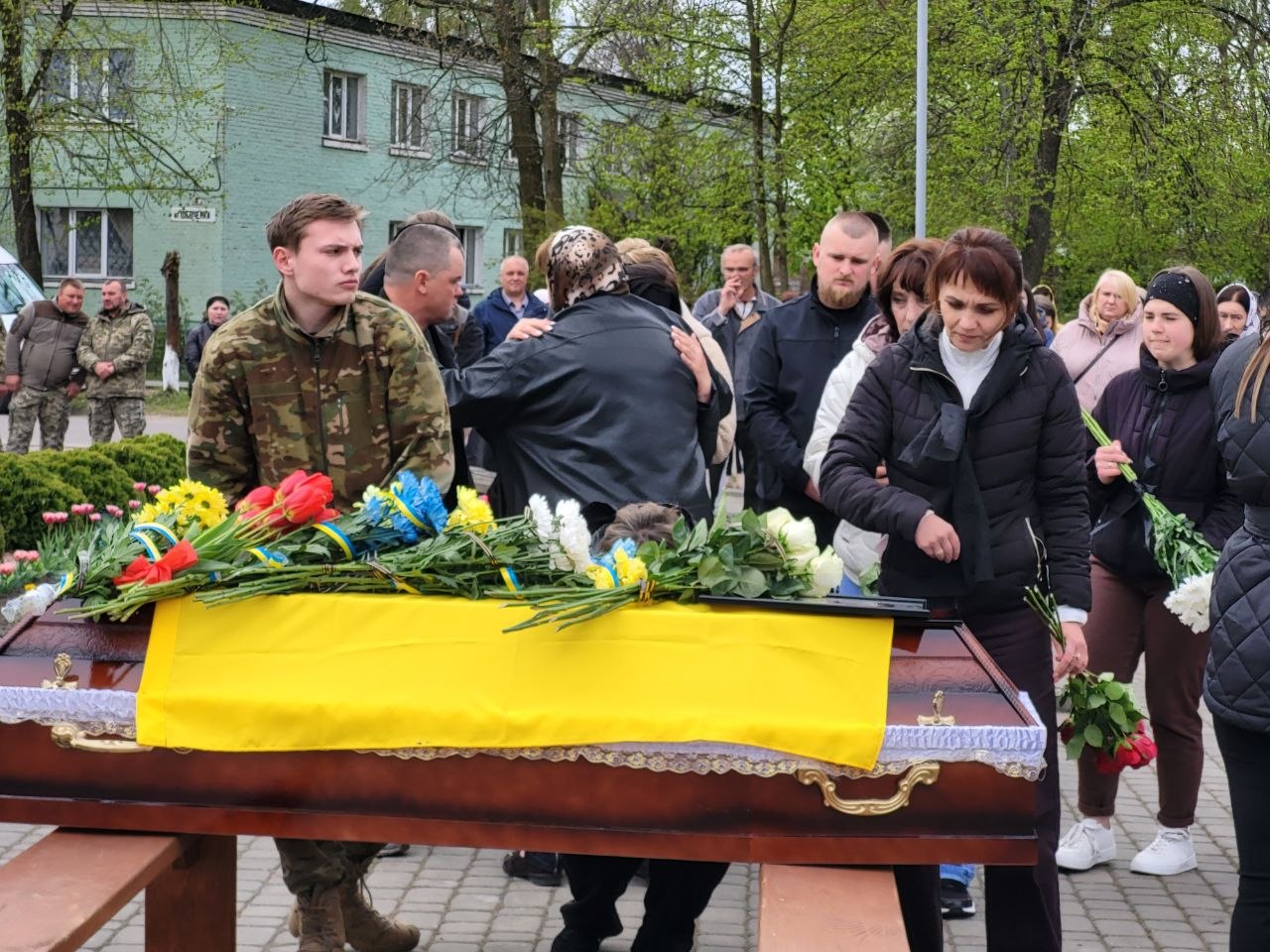 Фото до матеріалу: У Шацьку зустріли траурний кортеж з тілами двох загиблих захисників
