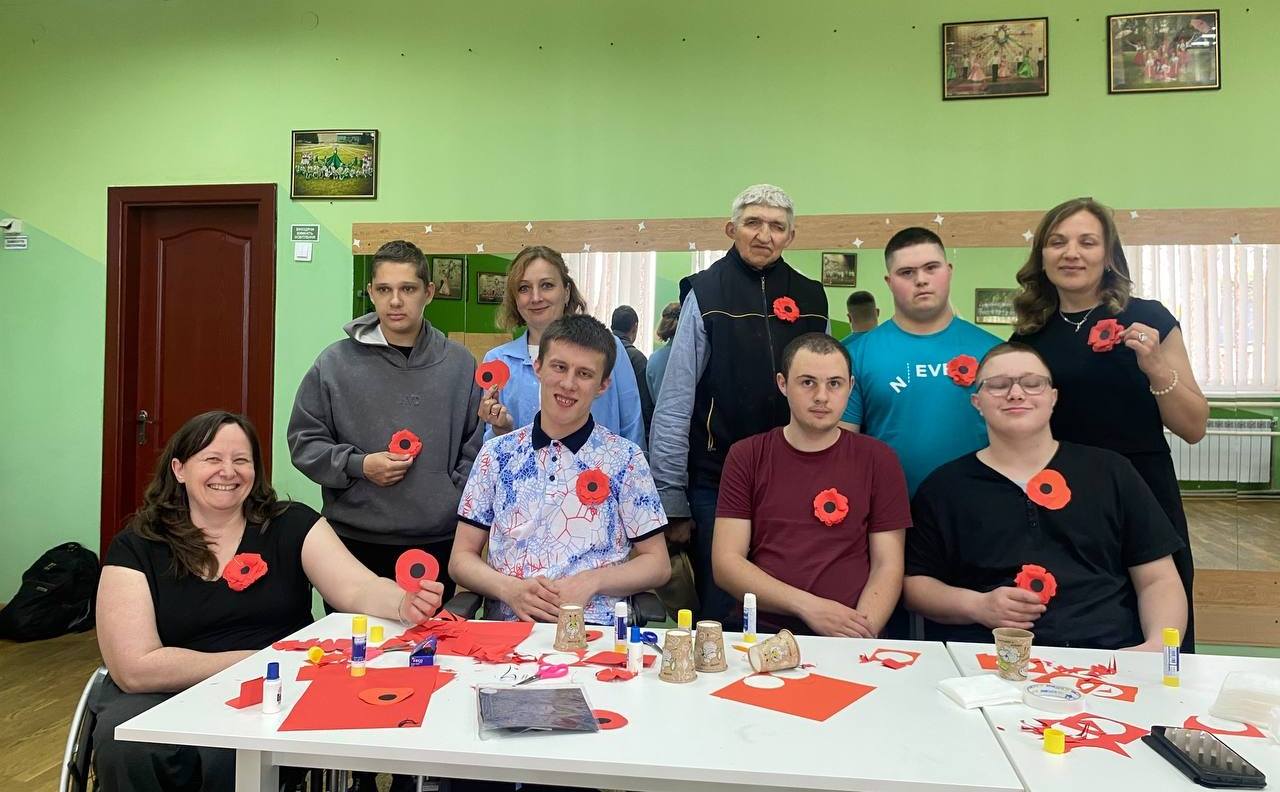 Фото до матеріалу: Діти та підлітки з інвалідністю Маневичів виготовили символічні маки до Дня пам'яті