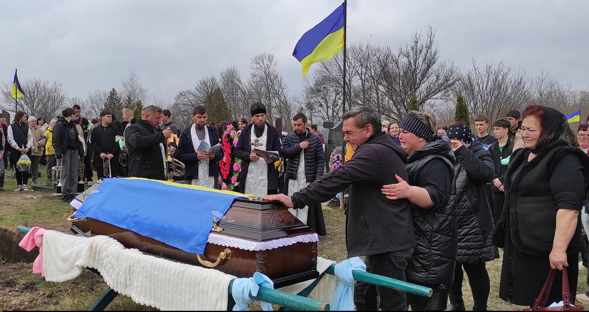 Фото до матеріалу: У Калинопільській громаді прощалися з Героем Віталієм Габдуліним, який помер у Миколаєві