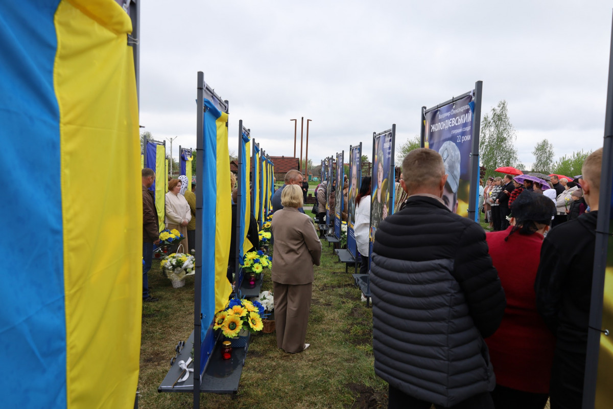 Фото до матеріалу: У Вишнівській громаді відкрили Алею пам'яті Героїв
