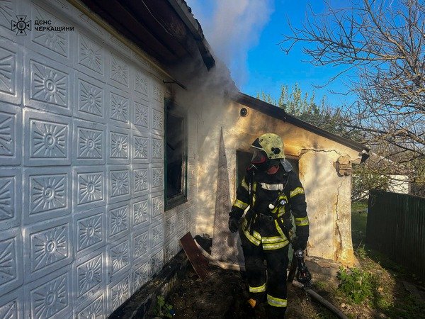 Фото до матеріалу: У селі Телепине через необережне куріння сталася пожежа: господарка отримала опіки