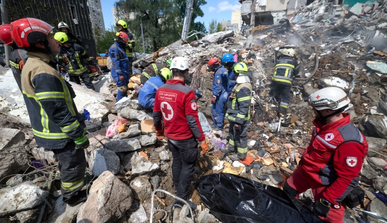Фото до матеріалу: Кількість загиблих у Києві через удар РФ збільшилася — деталі від президента