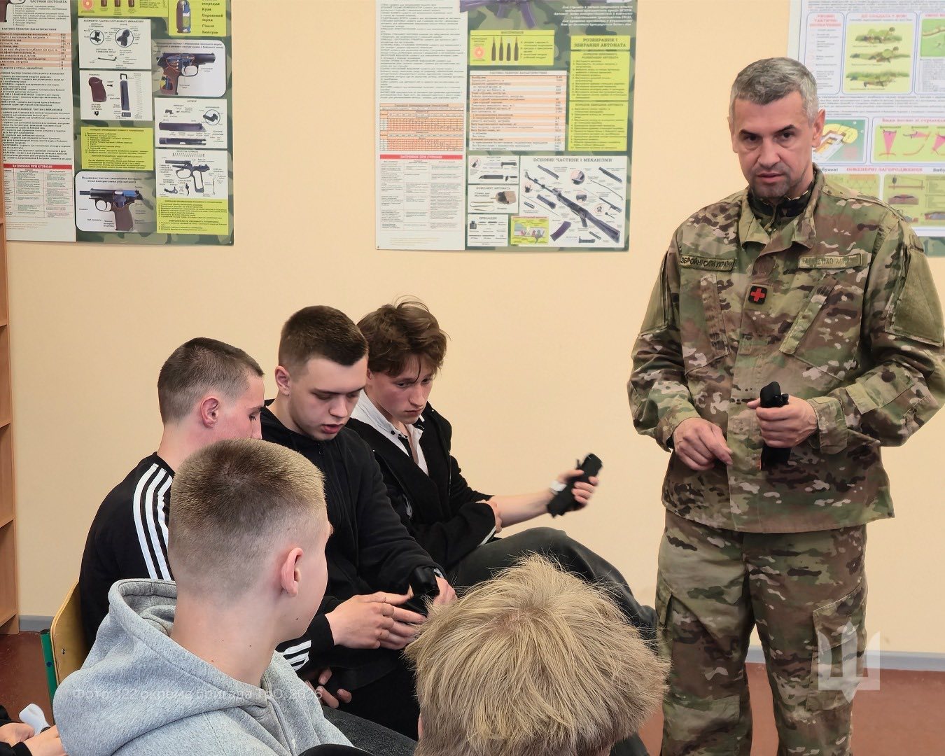 Фото до матеріалу: Військові навчили учнів Захарівського ліцею тактичній медицині