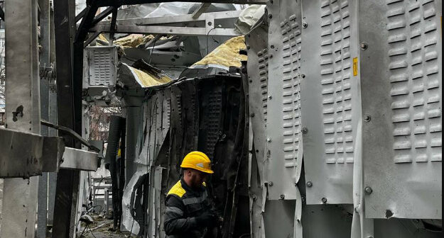 Фото до матеріалу: Енергетики відновили світло в Пересипському районі, але подача напруги буде почерговою