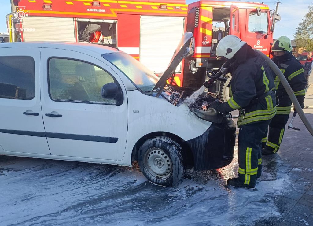 Фото до матеріалу: У Камінь-Каширському загорівся легковик: що сталося та наслідки