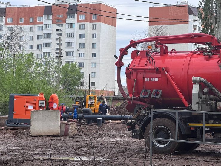 Фото до матеріалу: Енгельс у стоках: аварія на каналізаційному колекторі зупинила постачання води