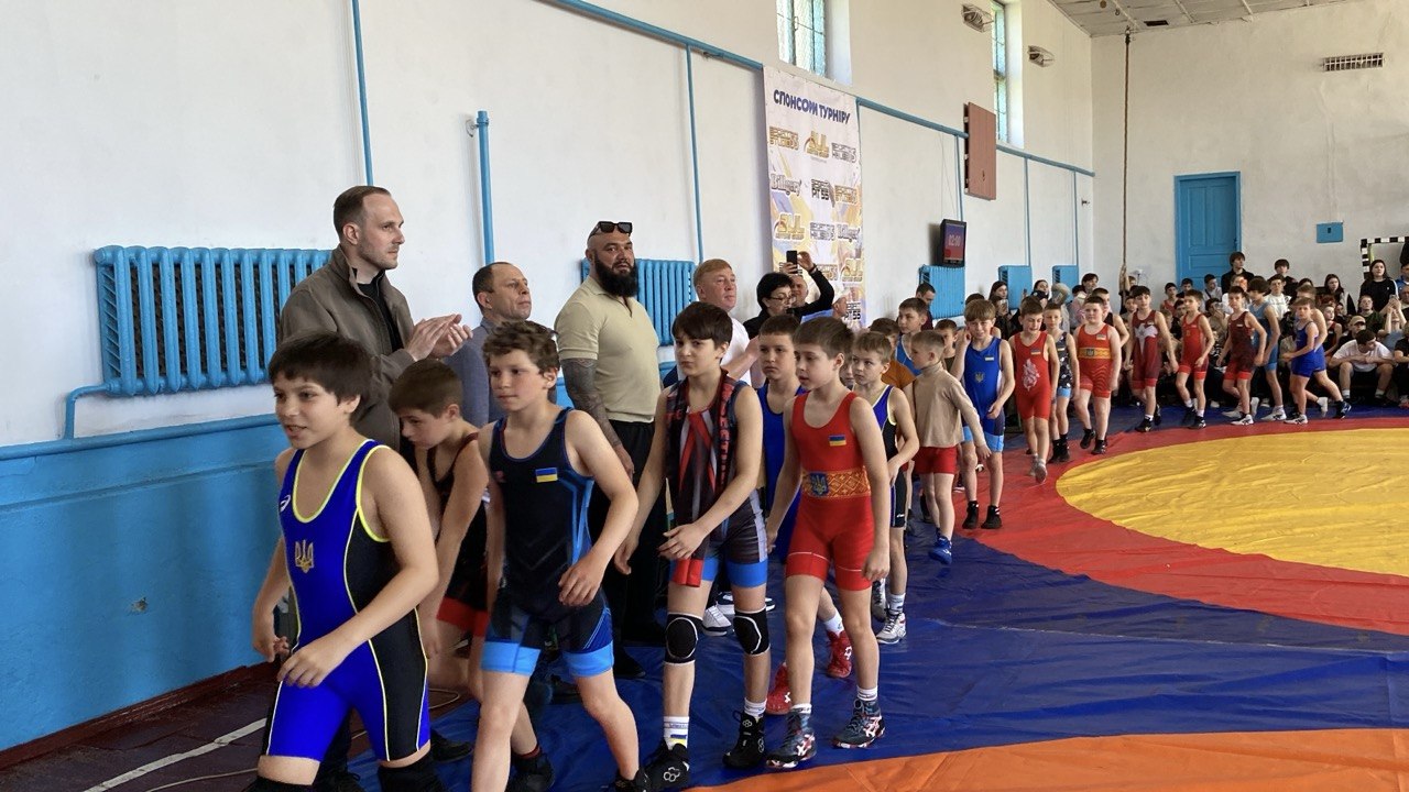 Фото до матеріалу: Міжнародний турнір з вільної боротьби пройшов у Городньому: нагороди та велосипеди для юних спортсменів