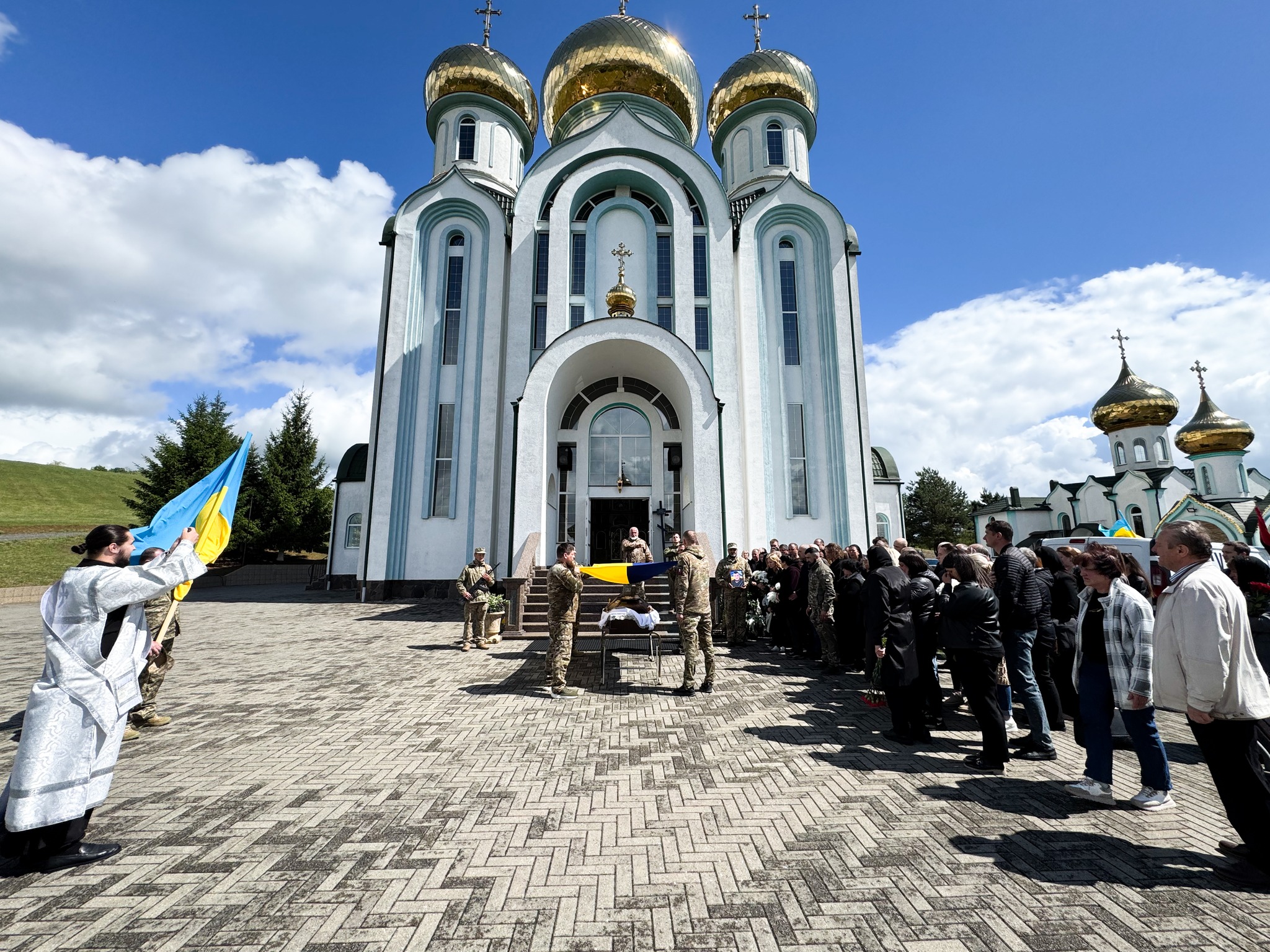 Фото до матеріалу: У Мукачеві попрощалися з полеглим захисником Володимиром Сурняком