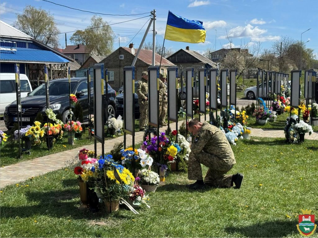 Фото до матеріалу: У Затурцях встановили та освятили сім стел полеглим воїнам