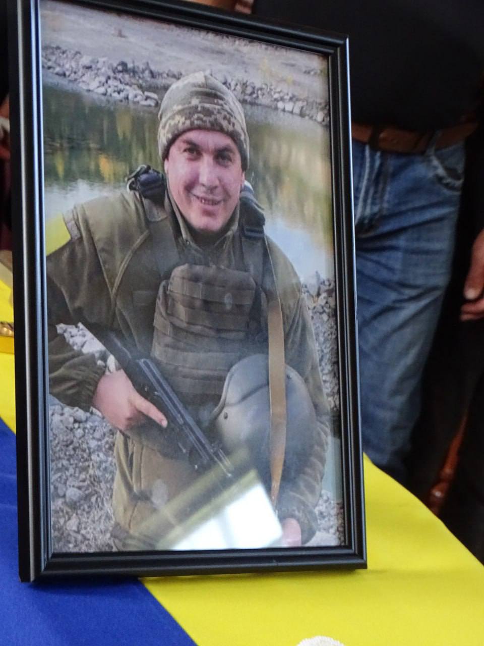 Фото до матеріалу: У селі Озеряни попрощалися із захисником Василем Криницьким