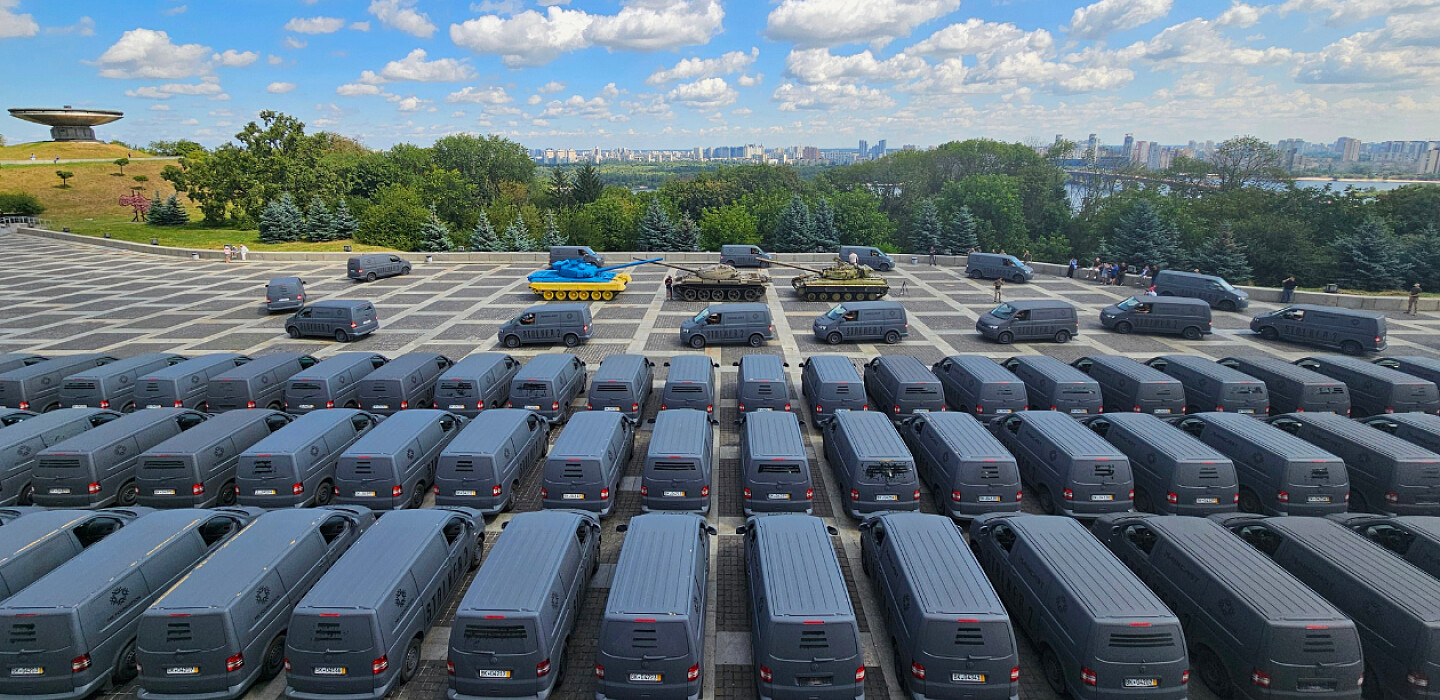 Фото до матеріалу: Як волонтери та фонди забезпечують військових надійними автомобілями: від покупки до передачі на фронт