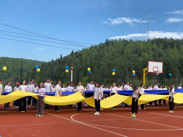 Фото до матеріалу: У Сколівській громаді відкрили новий сучасний спортивний майданчик