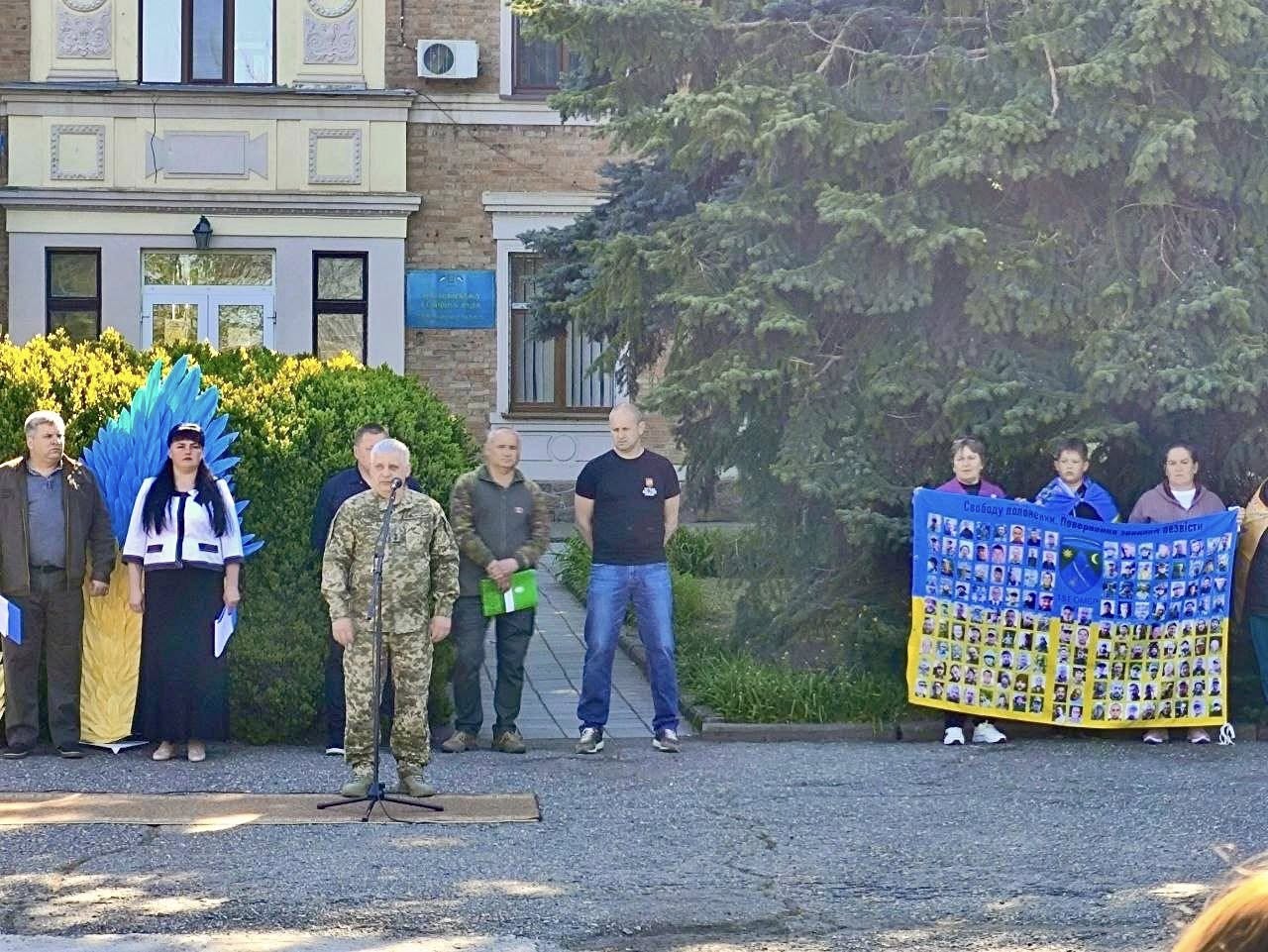 Фото до матеріалу: У Казанківській громаді відкрили меморіал «53 обличчя, 53 долі» на честь зниклих безвісти захисників