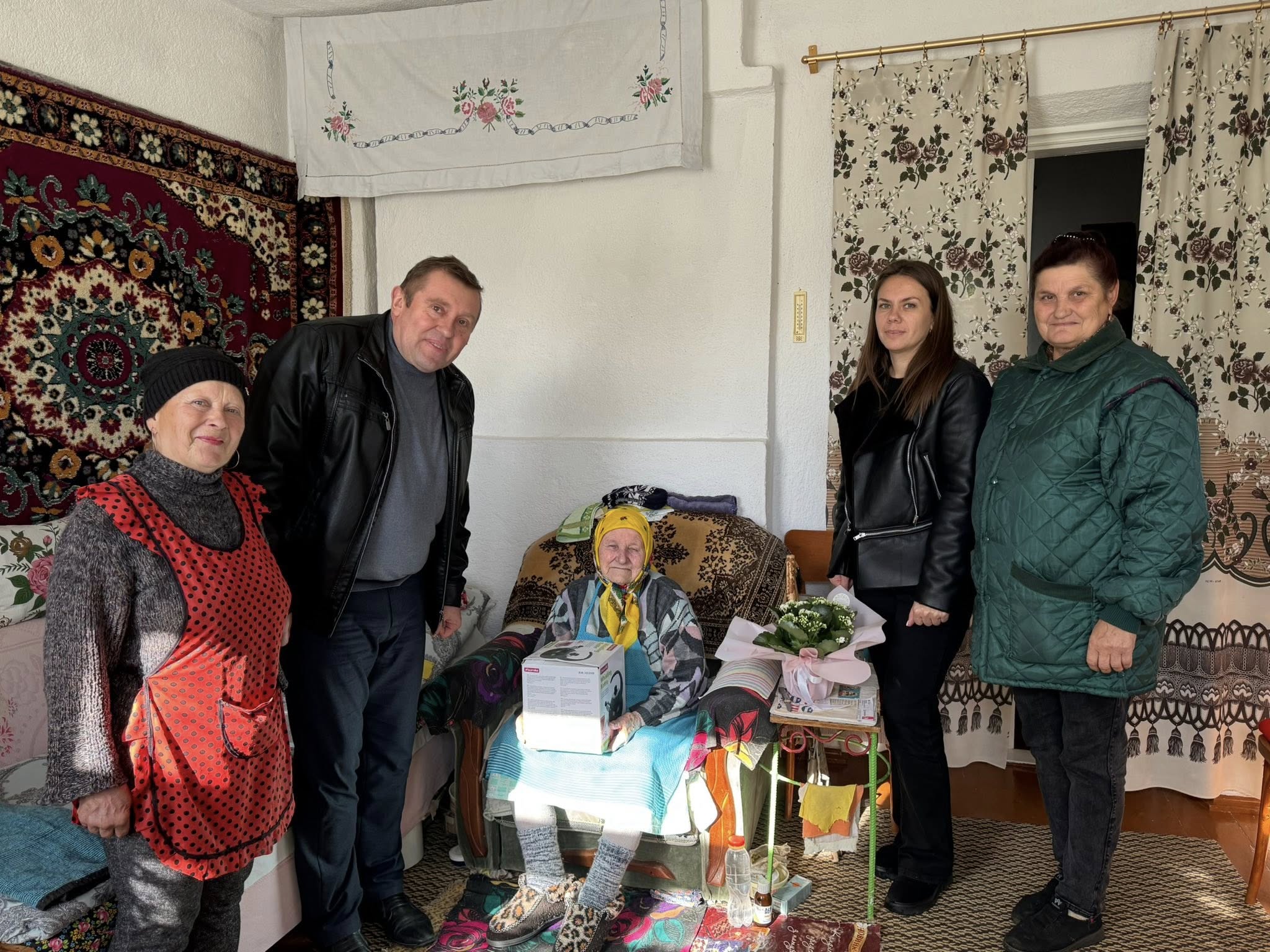 Фото до матеріалу: У селі Довжок відзначили 95-річчя Марії Мазур: селищний голова вручив грамоту