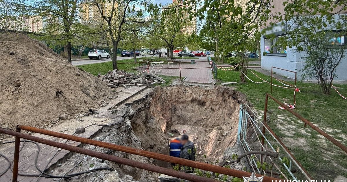 Фото до матеріалу: На Оболоні 18-річна дівчина провалилася у яму без огорожі: поліція відкрила справу проти комунальників