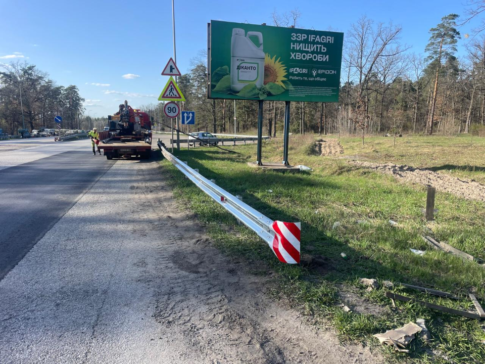 Фото до матеріалу: На трасі Київ-Чоп у Житомирській області відновили 2,5 км бар'єрних огорож