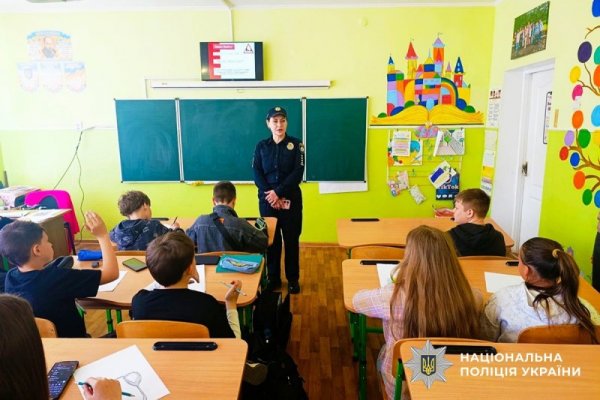 Фото до матеріалу: Булінг — це не дитячі пустощі: поліцейська провела урок безпеки для учнів Єланця