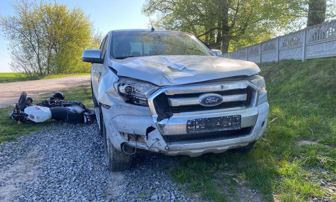 Фото до матеріалу: На Монастирській мотоцикліст не розминувся з Tesla, а на Літинщині байкер після ДТП потрапив у реанімацію - 20 хвилин