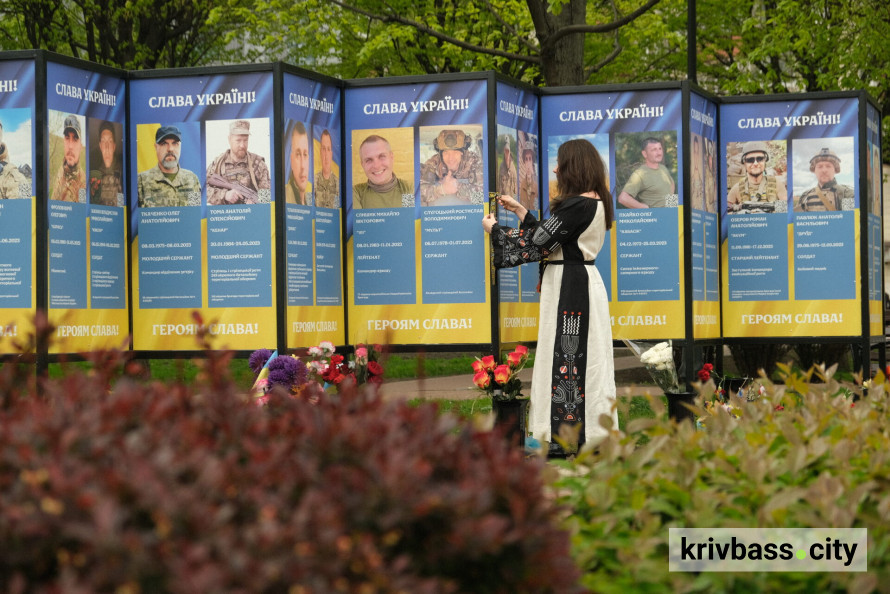 Фото до матеріалу: Криворіжців у День Вишиванки просять вшанувати Героїв вишитими стрічками