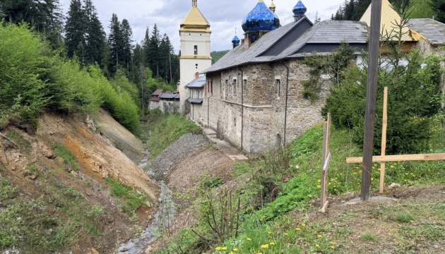 Фото до матеріалу: Манявський скит на Прикарпатті - під загрозою через підмивання ґрунту під стінами