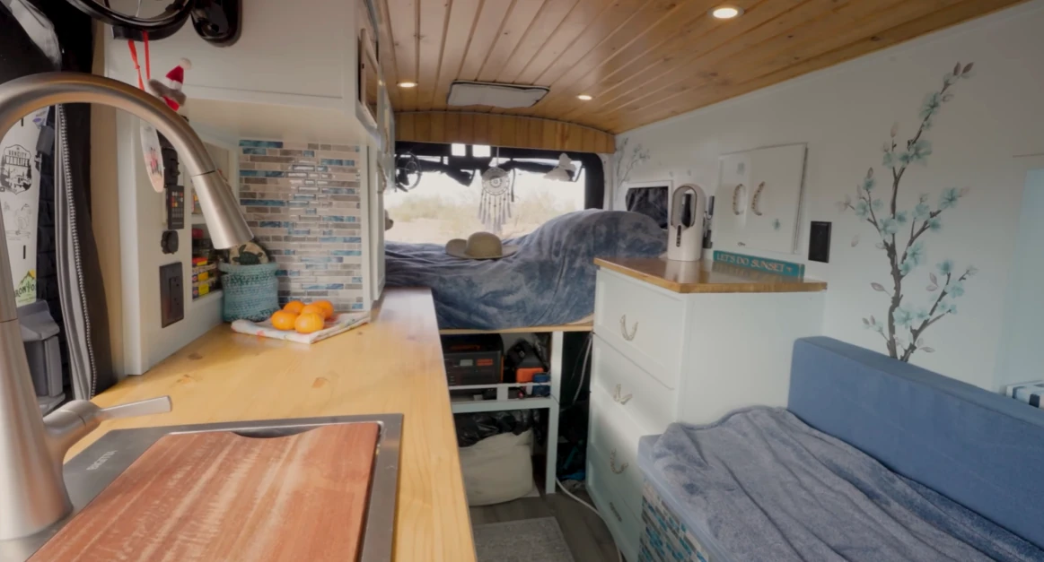 Фото до матеріалу: Пенсіонерка перетворила Ford Transit на сучасний кемпер: бюджет $2000 на місяць та секрети відкритого планування