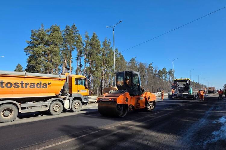 Фото до матеріалу: Україна завершить ремонти на дорогах до 1 червня