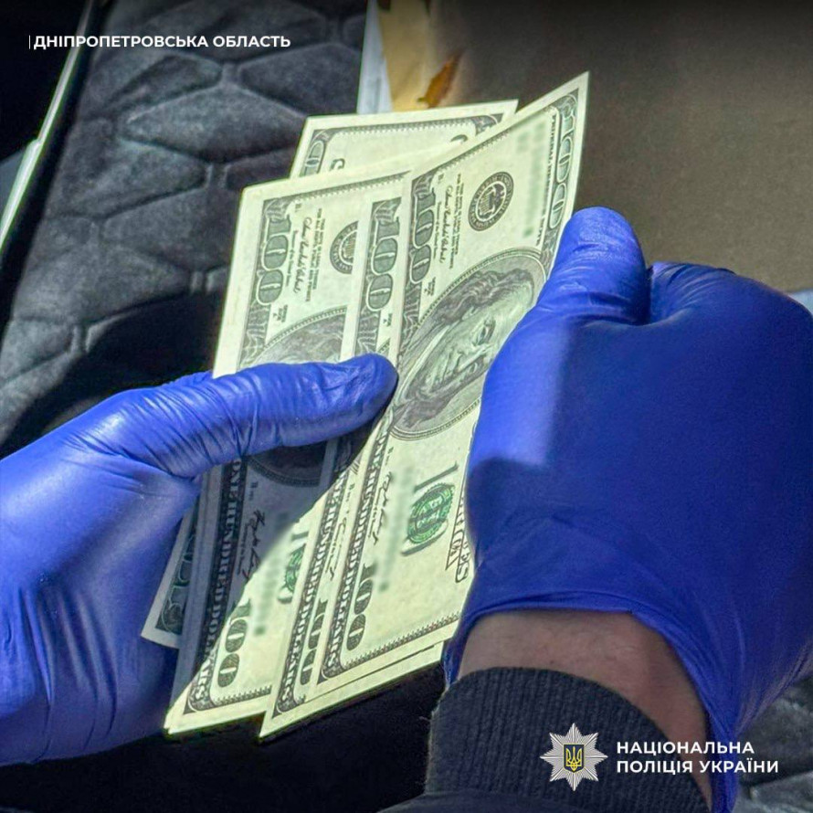 Фото до матеріалу: За 1000 доларів обіцяв вступ до коледжу: у Кривому Розі викрили шахрая