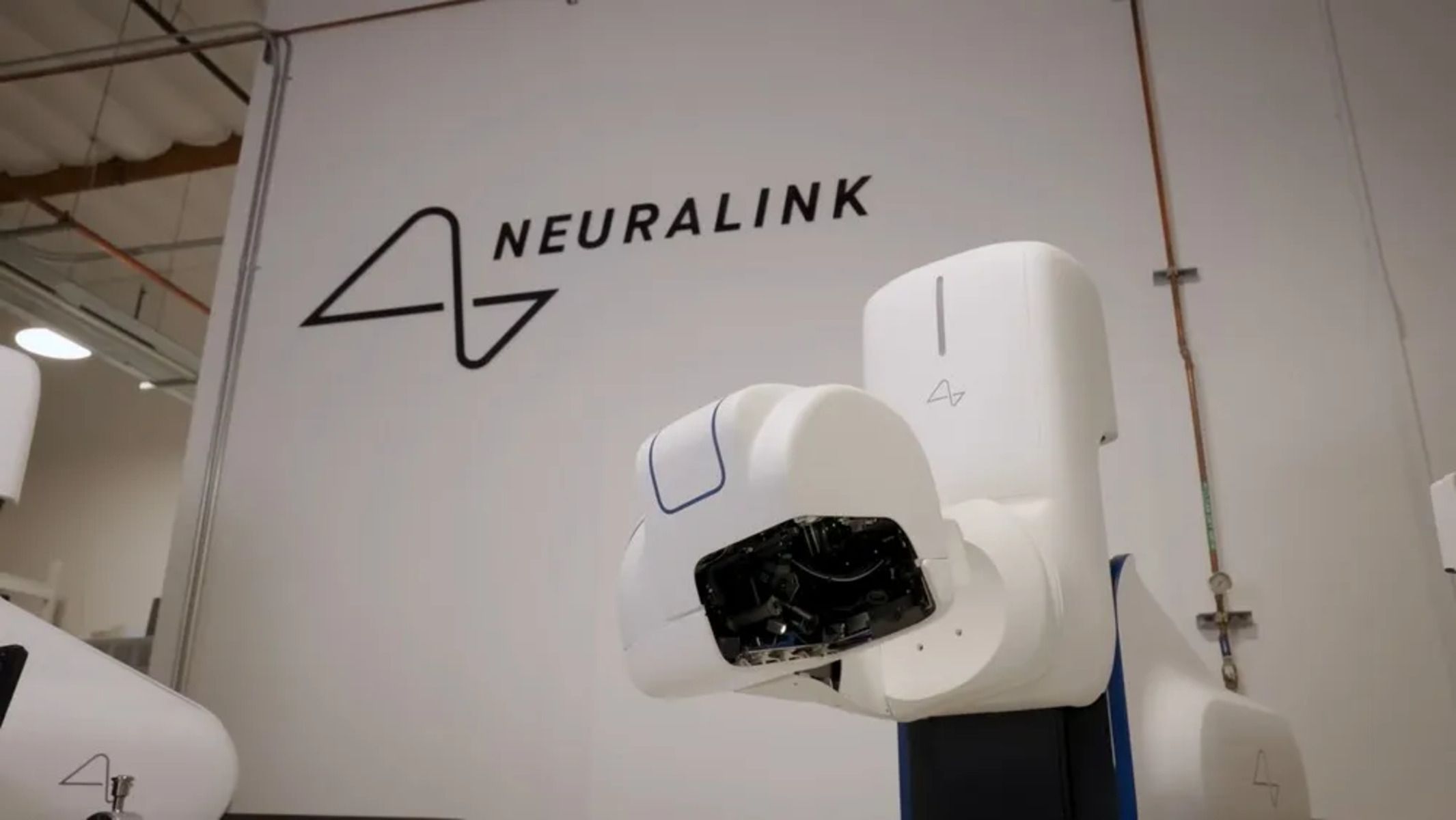 Фото до матеріалу: Neuralink представила роботизовану систему для операцій на мозку