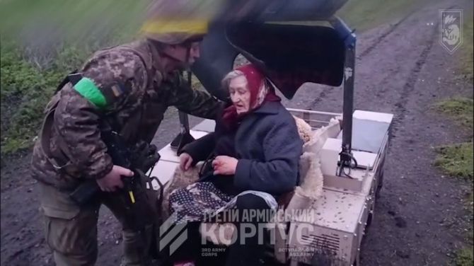 Фото до матеріалу: 77-річну бабусю з Донеччини врятував наземний дрон: історія евакуації на Черкащину