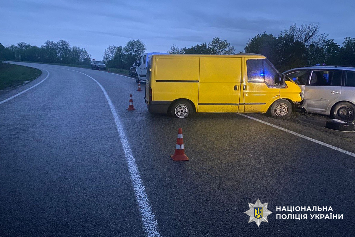 Фото до матеріалу: ДТП на Черкащині: мікроавтобус виїхав на зустрічну смугу і зіткнувся з «Фольксвагеном"