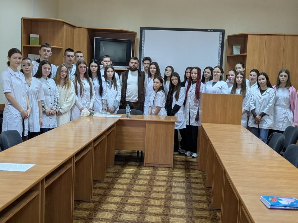 Фото до матеріалу: Студенти Могилів-Подільського медичного коледжу зустрілися з ветераном війни