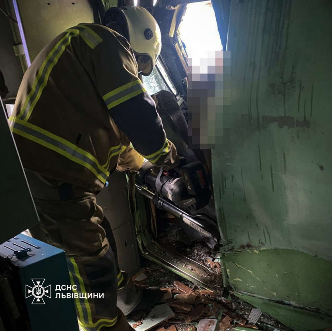 Фото до матеріалу: Дві загиблі: водій автокрана помер після зіткнення з поїздом на Львівщині