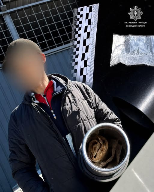 Фото до матеріалу: У Вінниці поліцейські затримали чоловіка з білим порошком на вулиці Академіка Ющенка