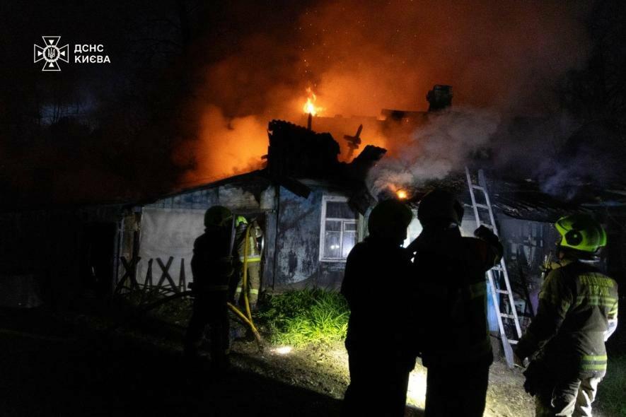 Фото до матеріалу: Пожежа в Оболонському районі: вогонь знищив 400 квадратів житла, жертв немає