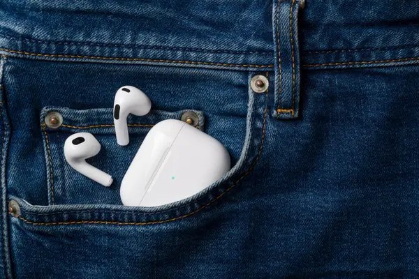 Фото до матеріалу: Чи безпечно залишати AirPods на зарядці вночі: поради експертів