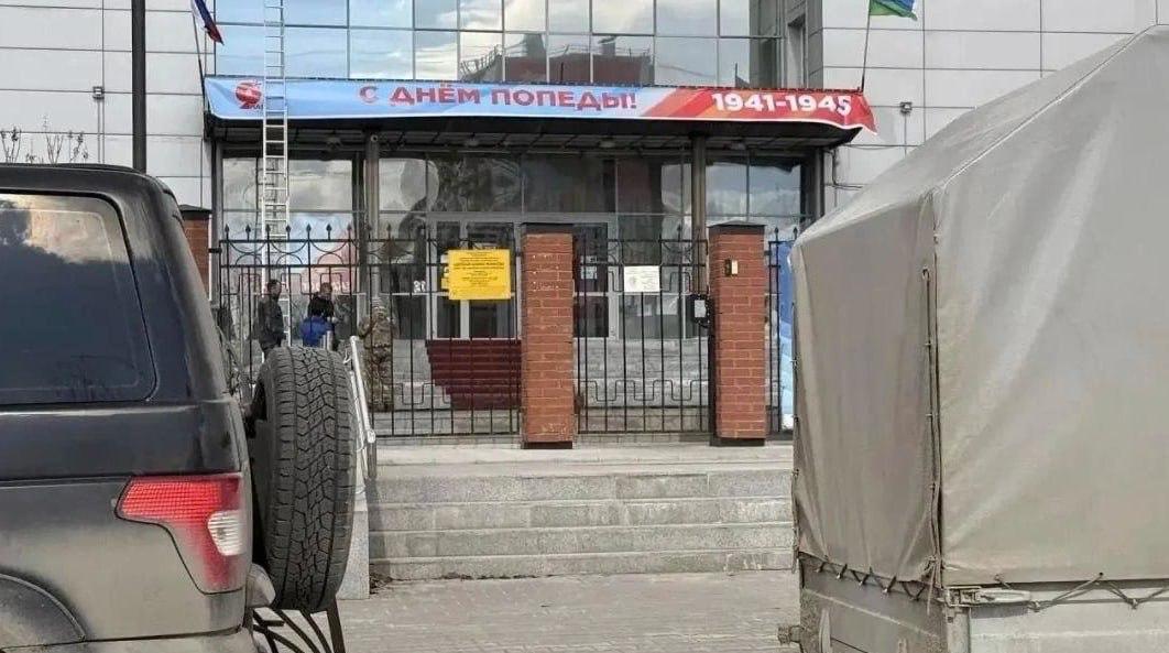Фото до матеріалу: Помилка на банері в Пить-Яхе: «С Днем Попеды!» — новий курйоз російської пропаганди