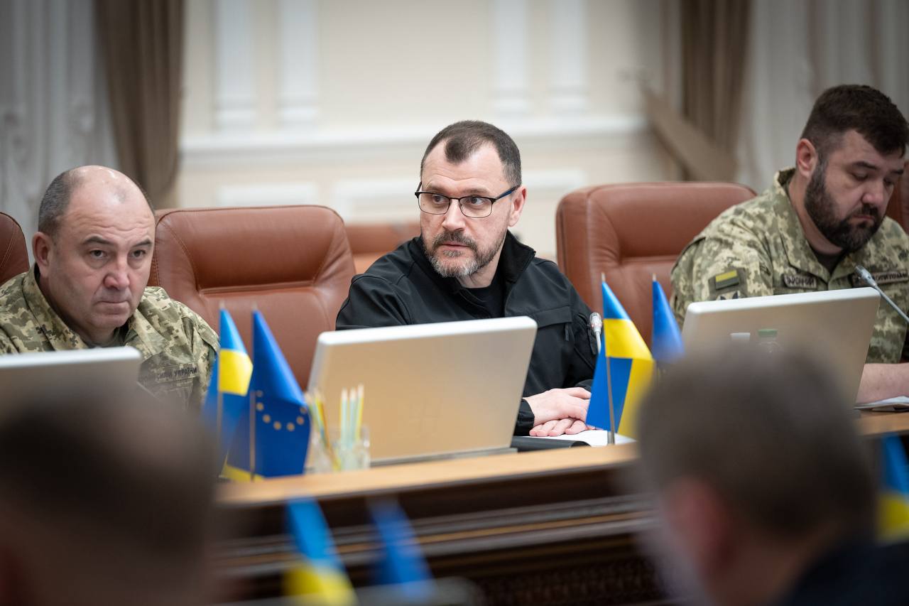 Фото до матеріалу: Кабмін змінив правила виїзду за кордон для жінок-посадовиць