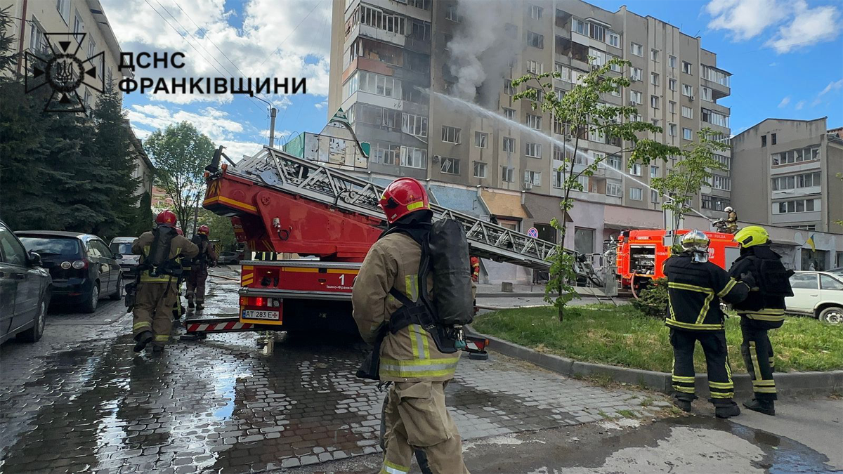 Фото до матеріалу: Пожежники врятували 6 жителів Івано-Франківська після атаки дронів
