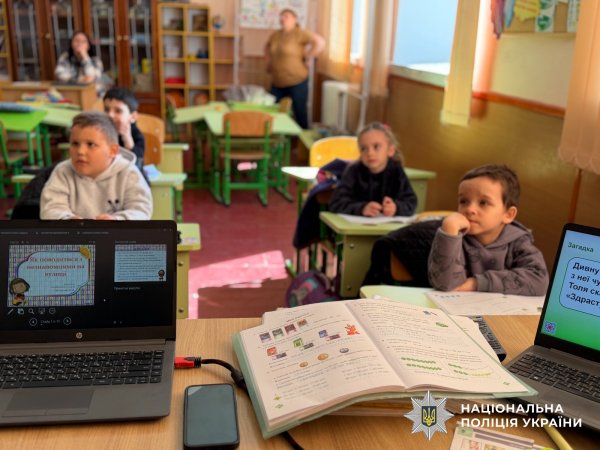 Фото до матеріалу: Поліцейський навчив учнів Новобузького району, як поводитися з незнайомцями